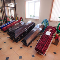 Перед погребением усопшего важно правильно рассчитать размеры гроба. В противном случае может возникнуть неприятная ситуация, когда тело умершего не поместится в саркофаг. В результате возможна непредвиденная задержка церемонии погребения. В данной статье мы расскажем о том, каковы стандартные габариты погребального ящика и как правильно выбрать размер гроба. Виды гробов Стандартный. Такой гроб предназначен для усопших , имеющих размер одежды до 50. Длина изделий этого типа составляет в среднем 2 метра. Стандартный гроб имеет традиционное достаточно простое убранство. Внутри присутствует тканевая обивка из шелка, атласа или хлопка. Колода. Изделие предназначено для усопших, имеющих размер одежды 52-56. Гроб имеет вытянутую четырехугольную форму со скошенными углами. Спецколода. Гроб такого типа выбирают для умерших с размером одежды 58-62. Изделие имеет классическую прямоугольную форму. Ширина гроба составляет 70 см, длина - 160-210 см. Погребальный ящик выполнен из деревянных брусьев, как правило, сосновых, и имеет съемную крышку. В конструкции гроба предусмотрены 4 поручня. Внутренняя обивка, как правило, выполнена из шелка. Домовина. Гроб такого типа имеет нетипичные габариты и изготавливается на заказ с учетом индивидуальных параметров умершего. Изделие выбирается в том случае, если требуется большой погребальный ящик для умерших с размером одежды более 64. Детский. Гроб такого типа изготавливается с учетом параметров умершего ребенка. Как правило, изнутри присутствует обивка из атласа. Как правило выбрать размер гроба? Для расчета габаритов погребального ящика потребуются следующие данные: Размер одежды умершего (в соответствии с данным параметром определяется ширина гроба). Рост человека при жизни. Рост умершего после смерти (этот параметр необходимо учитывать в связи с тем, что мышцы покойного удлиняются, а тело вытягивается до 5 см). Выбранная обувь для покойного (данная информация позволит определиться с высотой погребального ящика). Длина гроба рассчитывается по следующей формуле: Рост человека при жизни + 20 см. Полученная величина округляется в большую сторону. Дополнительное пространство необходимо не только в связи с естественным удлинением тела человека после смерти. Также оно требуется для размещения убранства (постели и подушки). В заключении отметим, что правильно рассчитать стандартные размеры гроба (длину, ширину и высоту) можно самостоятельно. Однако, чтобы избежать неточностей, лучше обратиться в ритуальную службу. Специалисты правильно выполнят необходимые расчеты и изготовят изделие подходящих размеров.