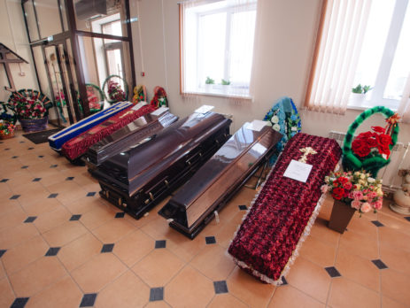 Перед погребением усопшего важно правильно рассчитать размеры гроба. В противном случае может возникнуть неприятная ситуация, когда тело умершего не поместится в саркофаг. В результате возможна непредвиденная задержка церемонии погребения. В данной статье мы расскажем о том, каковы стандартные габариты погребального ящика и как правильно выбрать размер гроба. Виды гробов Стандартный. Такой гроб предназначен для усопших , имеющих размер одежды до 50. Длина изделий этого типа составляет в среднем 2 метра. Стандартный гроб имеет традиционное достаточно простое убранство. Внутри присутствует тканевая обивка из шелка, атласа или хлопка. Колода. Изделие предназначено для усопших, имеющих размер одежды 52-56. Гроб имеет вытянутую четырехугольную форму со скошенными углами. Спецколода. Гроб такого типа выбирают для умерших с размером одежды 58-62. Изделие имеет классическую прямоугольную форму. Ширина гроба составляет 70 см, длина - 160-210 см. Погребальный ящик выполнен из деревянных брусьев, как правило, сосновых, и имеет съемную крышку. В конструкции гроба предусмотрены 4 поручня. Внутренняя обивка, как правило, выполнена из шелка. Домовина. Гроб такого типа имеет нетипичные габариты и изготавливается на заказ с учетом индивидуальных параметров умершего. Изделие выбирается в том случае, если требуется большой погребальный ящик для умерших с размером одежды более 64. Детский. Гроб такого типа изготавливается с учетом параметров умершего ребенка. Как правило, изнутри присутствует обивка из атласа. Как правило выбрать размер гроба? Для расчета габаритов погребального ящика потребуются следующие данные: Размер одежды умершего (в соответствии с данным параметром определяется ширина гроба). Рост человека при жизни. Рост умершего после смерти (этот параметр необходимо учитывать в связи с тем, что мышцы покойного удлиняются, а тело вытягивается до 5 см). Выбранная обувь для покойного (данная информация позволит определиться с высотой погребального ящика). Длина гроба рассчитывается по следующей формуле: Рост человека при жизни + 20 см. Полученная величина округляется в большую сторону. Дополнительное пространство необходимо не только в связи с естественным удлинением тела человека после смерти. Также оно требуется для размещения убранства (постели и подушки). В заключении отметим, что правильно рассчитать стандартные размеры гроба (длину, ширину и высоту) можно самостоятельно. Однако, чтобы избежать неточностей, лучше обратиться в ритуальную службу. Специалисты правильно выполнят необходимые расчеты и изготовят изделие подходящих размеров.