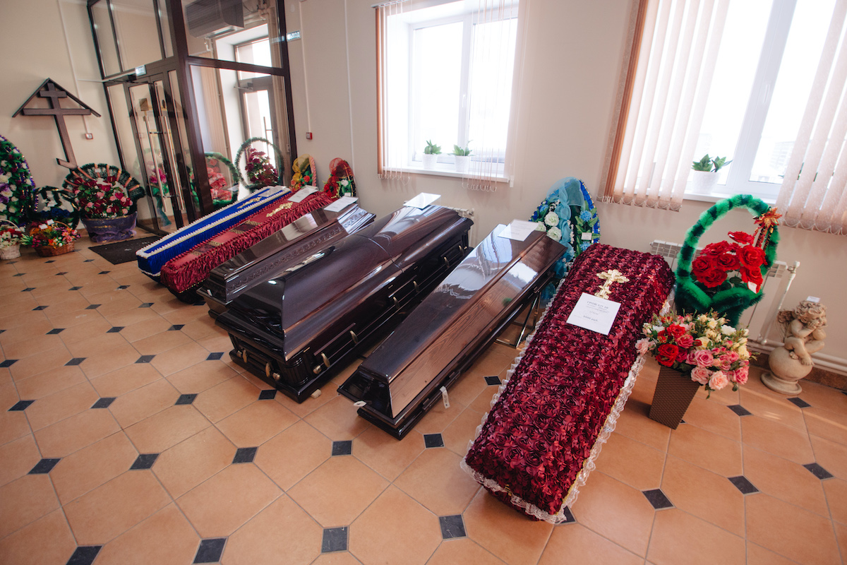 Перед погребением усопшего важно правильно рассчитать размеры гроба. В противном случае может возникнуть неприятная ситуация, когда тело умершего не поместится в саркофаг. В результате возможна непредвиденная задержка церемонии погребения. В данной статье мы расскажем о том, каковы стандартные габариты погребального ящика и как правильно выбрать размер гроба. Виды гробов Стандартный. Такой гроб предназначен для усопших , имеющих размер одежды до 50. Длина изделий этого типа составляет в среднем 2 метра. Стандартный гроб имеет традиционное достаточно простое убранство. Внутри присутствует тканевая обивка из шелка, атласа или хлопка. Колода. Изделие предназначено для усопших, имеющих размер одежды 52-56. Гроб имеет вытянутую четырехугольную форму со скошенными углами. Спецколода. Гроб такого типа выбирают для умерших с размером одежды 58-62. Изделие имеет классическую прямоугольную форму. Ширина гроба составляет 70 см, длина - 160-210 см. Погребальный ящик выполнен из деревянных брусьев, как правило, сосновых, и имеет съемную крышку. В конструкции гроба предусмотрены 4 поручня. Внутренняя обивка, как правило, выполнена из шелка. Домовина. Гроб такого типа имеет нетипичные габариты и изготавливается на заказ с учетом индивидуальных параметров умершего. Изделие выбирается в том случае, если требуется большой погребальный ящик для умерших с размером одежды более 64. Детский. Гроб такого типа изготавливается с учетом параметров умершего ребенка. Как правило, изнутри присутствует обивка из атласа. Как правило выбрать размер гроба? Для расчета габаритов погребального ящика потребуются следующие данные: Размер одежды умершего (в соответствии с данным параметром определяется ширина гроба). Рост человека при жизни. Рост умершего после смерти (этот параметр необходимо учитывать в связи с тем, что мышцы покойного удлиняются, а тело вытягивается до 5 см). Выбранная обувь для покойного (данная информация позволит определиться с высотой погребального ящика). Длина гроба рассчитывается по следующей формуле: Рост человека при жизни + 20 см. Полученная величина округляется в большую сторону. Дополнительное пространство необходимо не только в связи с естественным удлинением тела человека после смерти. Также оно требуется для размещения убранства (постели и подушки). В заключении отметим, что правильно рассчитать стандартные размеры гроба (длину, ширину и высоту) можно самостоятельно. Однако, чтобы избежать неточностей, лучше обратиться в ритуальную службу. Специалисты правильно выполнят необходимые расчеты и изготовят изделие подходящих размеров.